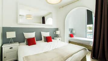 1 habitación, tabla de planchar con plancha y ropa de cama