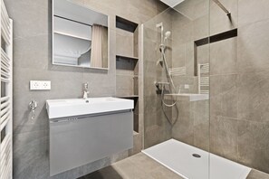 Apartment | Badezimmer | Dusche, kostenlose Toilettenartikel, Haartrockner, Handtücher