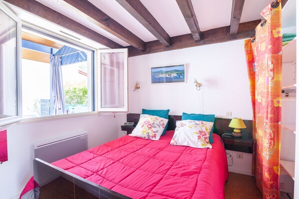 2 chambres, fer et planche à repasser, lit de bébé portatif