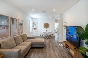 Een flatscreentelevisie, Netflix, Hulu en tafelvoetbal