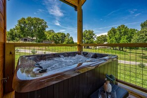 Outdoor spa tub - Romantic Tiny Cabin w/ Hot Tub, Near Pigeon Forge (Sevierville)