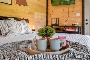 1 bedroom, desk, iron/ironing board, free WiFi - Romantic Tiny Cabin w/ Hot Tub, Near Pigeon Forge (Sevierville)