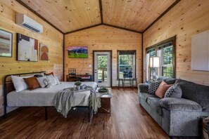 Smart TV, fireplace - Romantic Tiny Cabin w/ Hot Tub, Near Pigeon Forge (Sevierville)