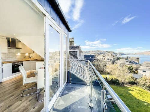 The Penthouse, Beautiful sea views, Centre of Oban