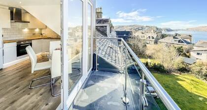 The Penthouse, Beautiful sea views, Centre of Oban