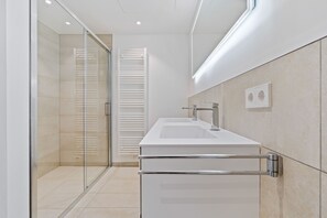 Apartment | Badezimmer | Dusche, kostenlose Toilettenartikel, Haartrockner, Handtücher