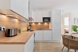 Apartamento | Cozinha privada | Geladeira, micro-ondas, fogão, cooktop