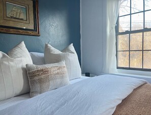 2 bedrooms, free WiFi, bed sheets - Historic house overlooking Rondout Creek (Kingston)