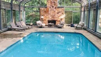 Innendørsbasseng og et oppvarmet basseng