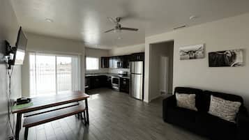 Apartamento Business | Cocina privada | Frigorífico grande, microondas, placa de cocina y cafetera o tetera