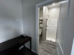 Studio Signature, 1 grand lit | Salle de bain | Douche, douche cascade, serviettes fournies, savon