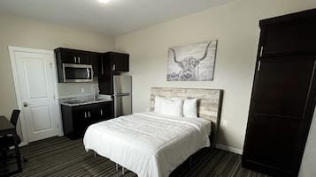 Studio Khas, 1 Tempat Tidur Queen | 3 kamar tidur, seprai premium, bantalan ekstra lembut, dan meja kerja