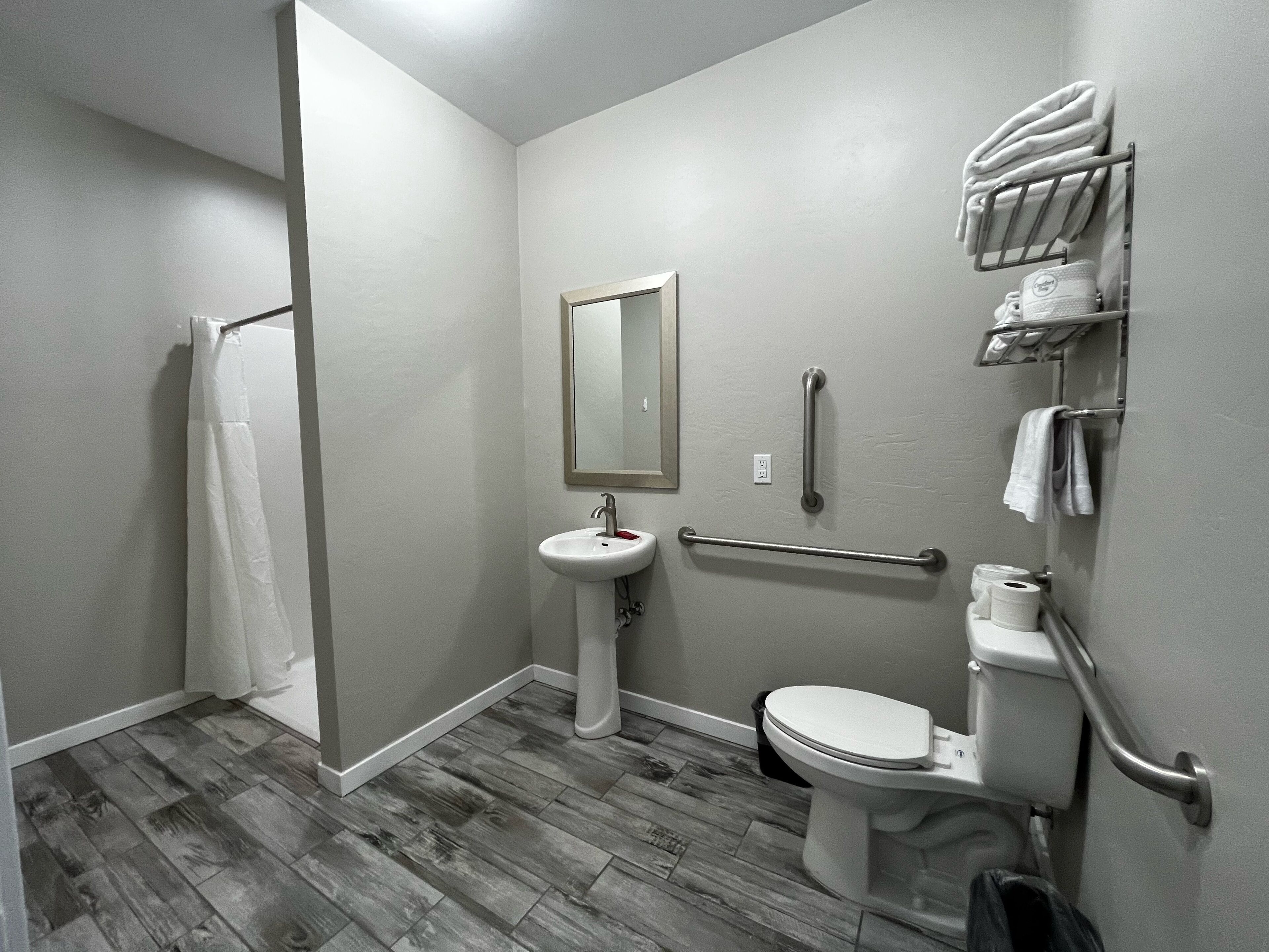 Une salle de bain équipée d’un lavabo, de toilettes et d’un espace douche.