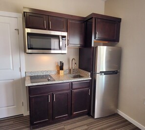 Signature Studio, 1 Queen Bed | Private kitchenette | Full-size fridge, microwave, stovetop, coffee/tea maker - Longhorn Flats (Loving)