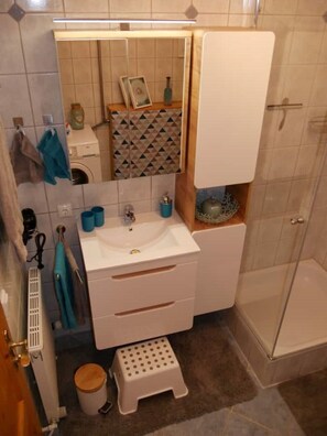 Haartrockner, Handtücher, Seife, Shampoo