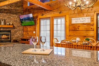 Entire Cabin! Hot Tub!  Sleeps 12 4 BD/4BA. 1 Mile to Convention Center