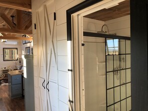 Hair dryer, towels, soap, shampoo - Tiny Homes (Mount Jackson)