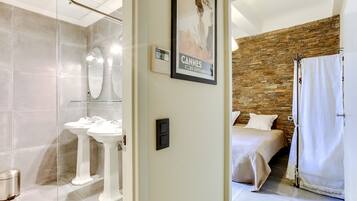 1 slaapkamer, een strijkplank/strijkijzer, beddengoed