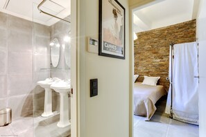 1 chambre, fer et planche Ă repasser, draps fournis