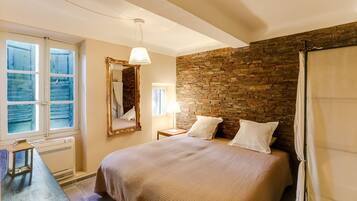 1 slaapkamer, een strijkplank/strijkijzer, beddengoed