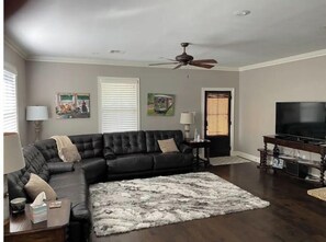 Smart TV, video games, DVD player, books - Historic Old Mandeville Location Location (Mandeville)