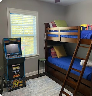 3 bedrooms, desk, iron/ironing board, travel cot - Historic Old Mandeville Location Location (Mandeville)