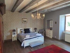 5 bedrooms, desk, iron/ironing board, free WiFi