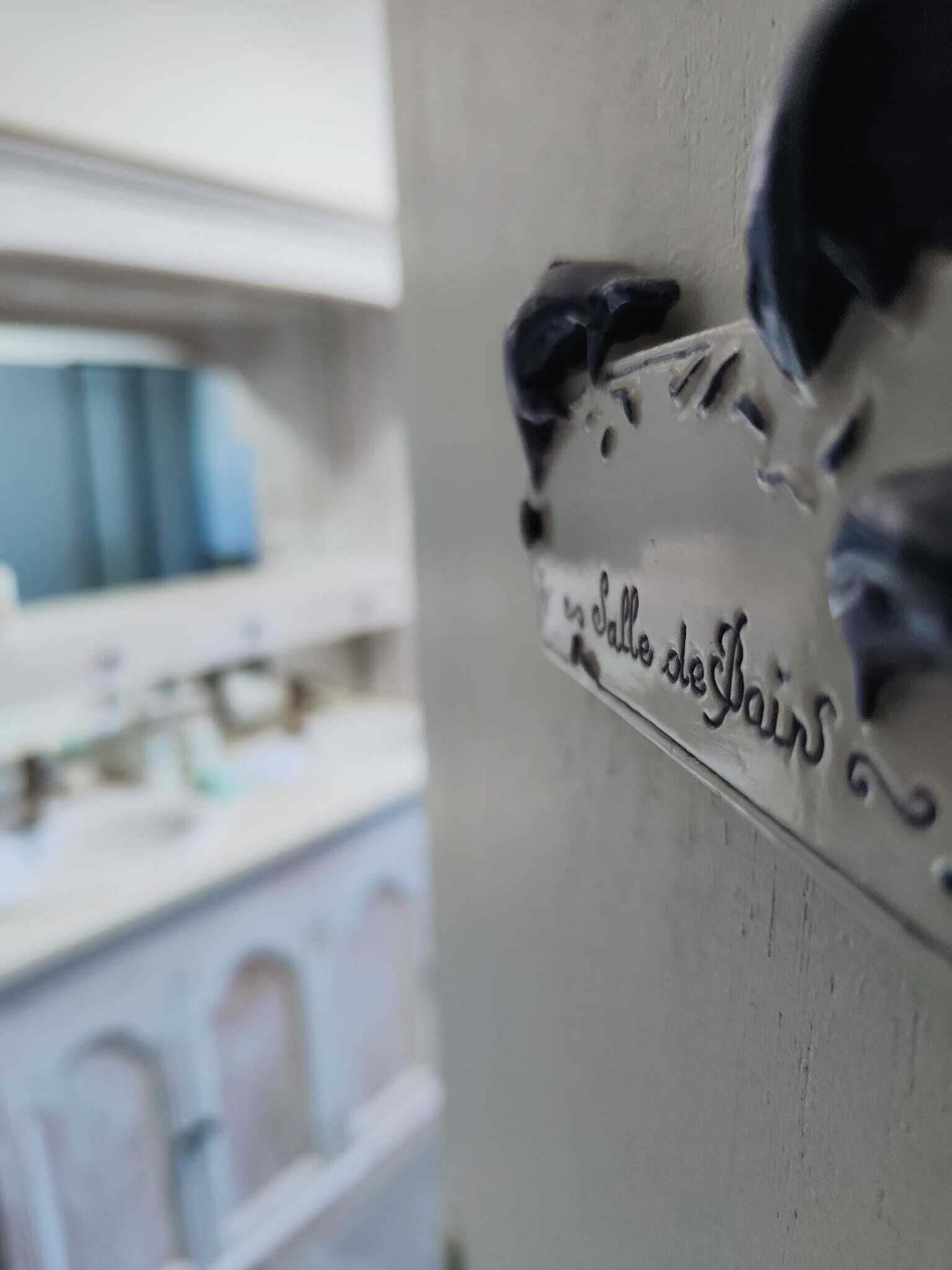 Close-up de uma parede com uma placa decorativa que diz "valle de bains".