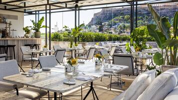 2 restaurants, breakfast served