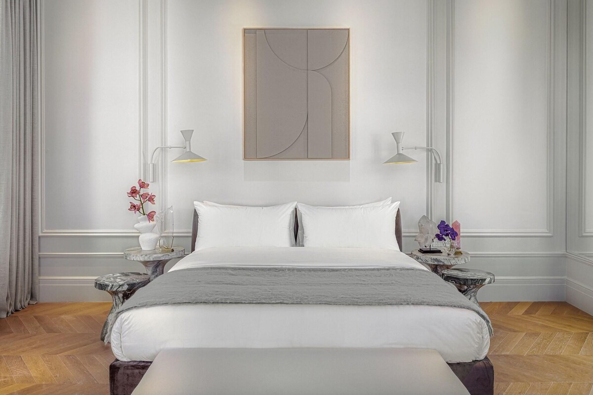 Peralatan tempat tidur premium, bar mini, peti besi dalam bilik 