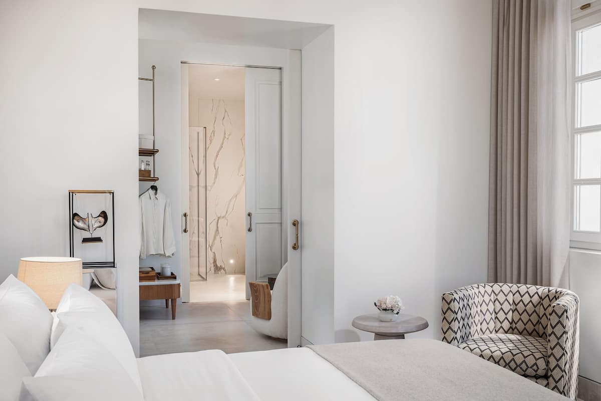 Ropa de cama de alta calidad, minibar, caja fuerte