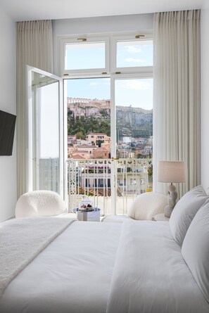 Acropolis Apartment | أغطية فراش متميزة وميني بار وخزنة داخل الغرفة وبديكورات فريدة لكل غرفة