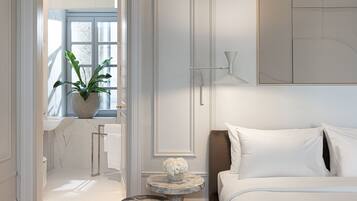 Une chambre à coucher moderne avec un lit, une table de chevet et une plante en pot près de la fenêtre.