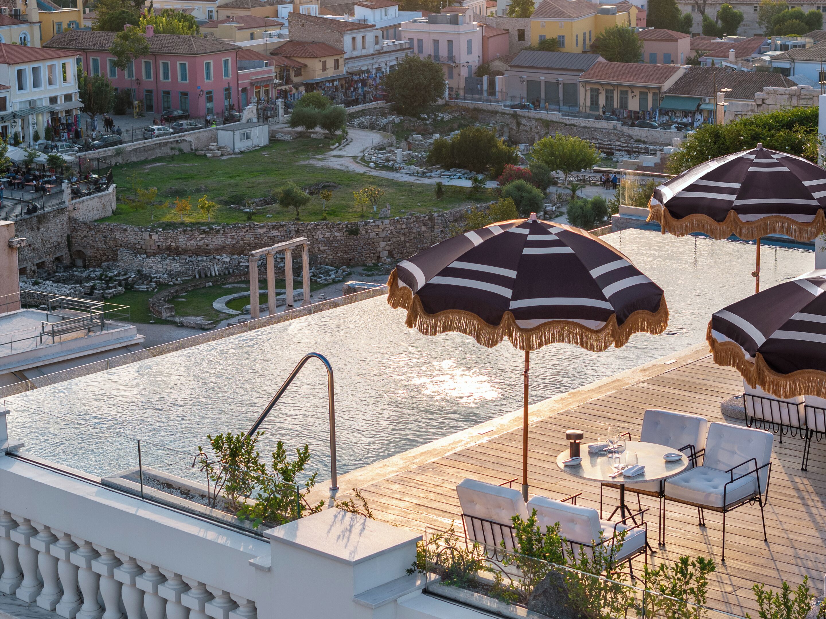 Une terrasse sur le toit avec des sièges extérieurs, une piscine et une vue sur le paysage urbain.