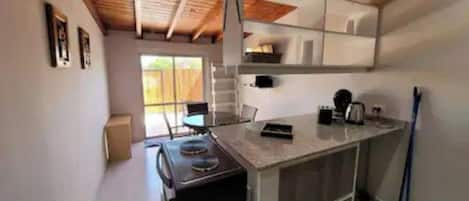 Refrigerador, horno, cafetera y tetera y tetera eléctrica
