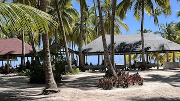 靠近海滩、沙滩椅