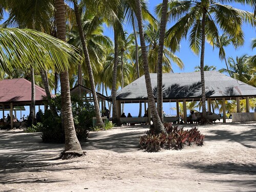 Luxury Coastal 2bed & 1 bath beach condo 5min walk to beach and restaurants.