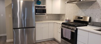 Cozy Two bedroom suite, 10mins from the Airport and major Edmonton Shopping mall