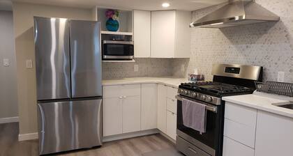 Cozy Two bedroom suite, 10mins from the Airport and major Edmonton Shopping mall