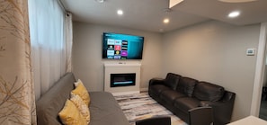Smart TV, fireplace - Cozy Two bedroom suite, 10mins from the Airport and major Edmonton Shopping mall (Edmonton)