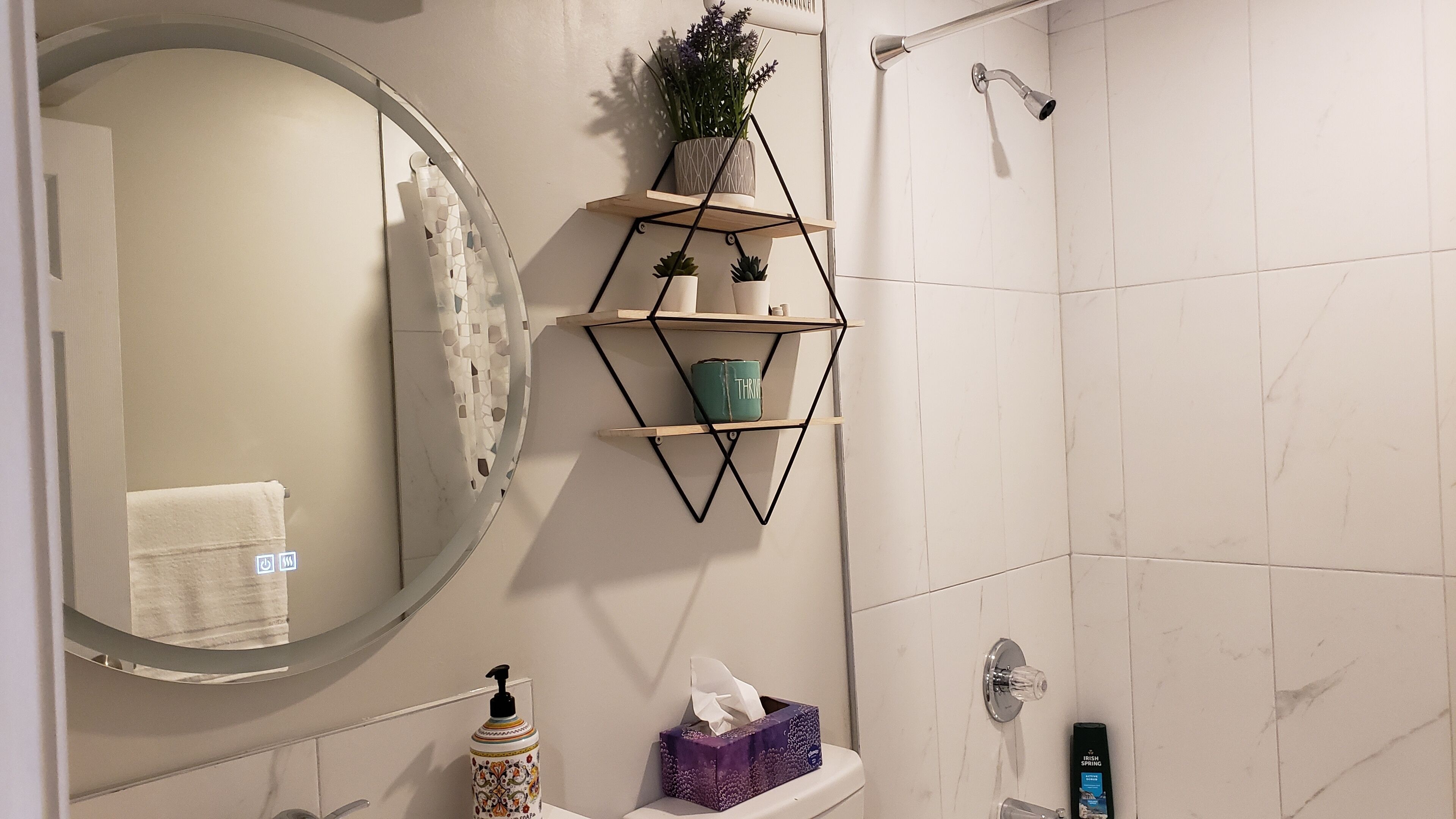 Produtos de toalete grátis, secador de cabelo, toalhas de banho 