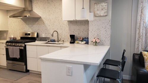 Cozy Two bedroom suite, 10mins from the Airport and major Edmonton Shopping mall