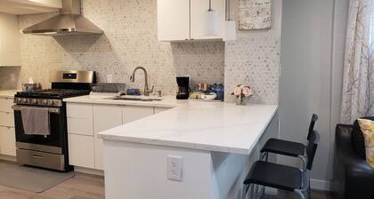 Cozy Two bedroom suite, 10mins from the Airport and major Edmonton Shopping mall