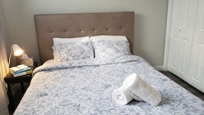 2 bedrooms, desk, soundproofing, iron/ironing board - Cozy Two bedroom suite, 10mins from the Airport and major Edmonton Shopping mall (Edmonton)