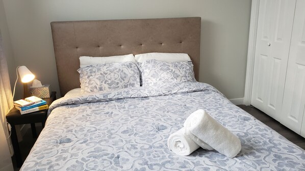 2 chambres, bureau, chambres insonorisées, fer et planche à repasser