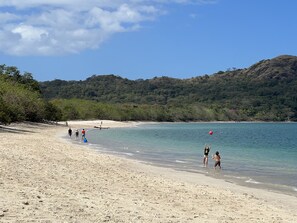 Vlak bij het strand, ligstoelen aan het strand, strandlakens