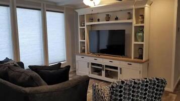 Smart-tv, een dvd-speler en boeken