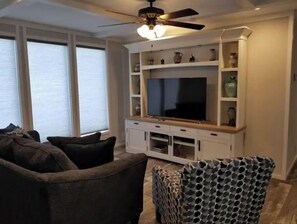 Smart-tv, dvd-spelare och böcker