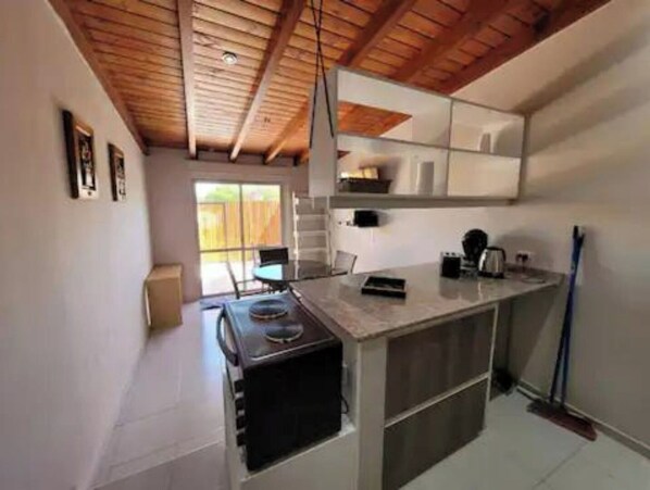 Refrigerador, horno, parrilla de estufa y cafetera y tetera 