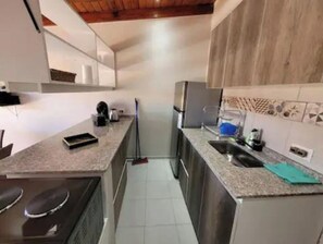Refrigerador, horno, parrilla de estufa y cafetera y tetera 